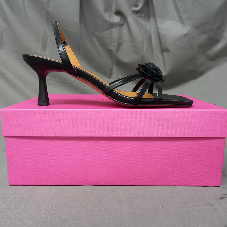 BOXED PAIR OF BOBBIES JUNY BREEZE OPEN TOE MID HEEL SHOES IN BLACK EU SIZE 39