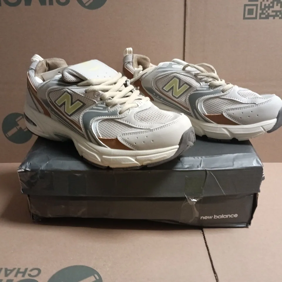 BOXED PAIR OF NEW BALANCE 530 TRAINERS IN TAUPE SIZE UK 7.5