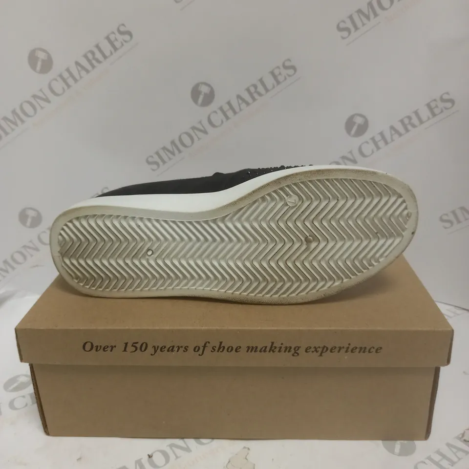 BOXED CUSHION WALK DIAMONATE TRAINERS - SIZE 7
