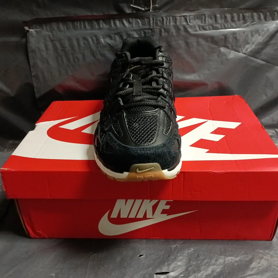 BOXED PAIR OF NIKE P-6000 TRAINERS IN BLACK SIZE UK 11