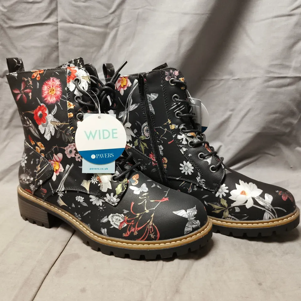 BOXED PAIR OF PAVERS ANKLE BOOTS IN BLACK W. FLORAL PATTERN SIZE 8