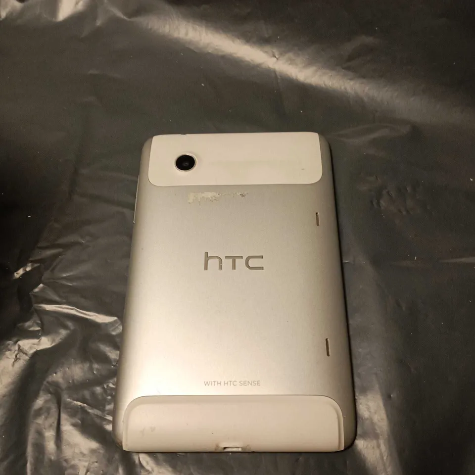 HTC TABLET  – SILVER BACK WITH WHITE CAMERA MODULE 