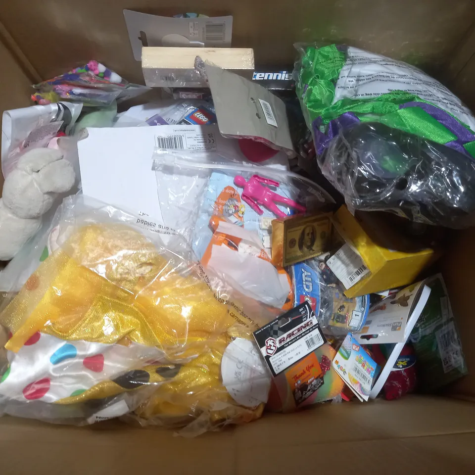 BOX OF APPROX 40 ASSORTED TOYS TO INCLUDE - PUMPKIN CARVING TOOL SET - FLYINY SPINNER - MY TABLE TENNIS BALL ECT