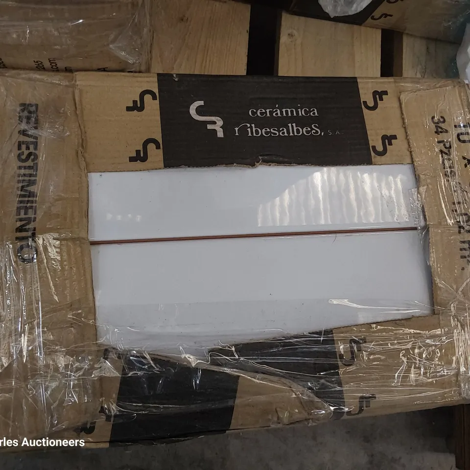 PALLET OF APPROXIMATELY 218 FLAT GLOSS WHITE TILES EACH 10 × 30cm TOTAL 6.5 sq m