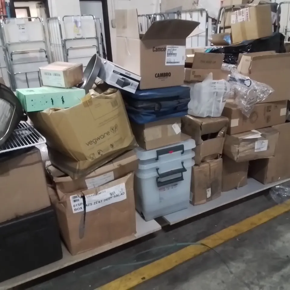 PALLET CONTAINING A VERY LARGE QUANTITY OF ASSORTED CATERING PRODUCTS INCLUDING: VACUUM DECANTERS, TOMATOES WEDGER, CHEF'S CLOTHES, GLASSES, TEA ECT