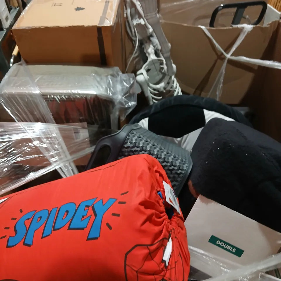 PALLET OF APPROXIMATELY 25 ASSORTED PRODUCTS TO INCLUDE; BRONZE GOLD TREE BARE 6FT, WARREN FIR TREE BARE 6FT, OZARK CAMPING TABLE, CUSHION BLACK, PUMPKIN GARLAND, DINNER SET AND BEADED MIRROR