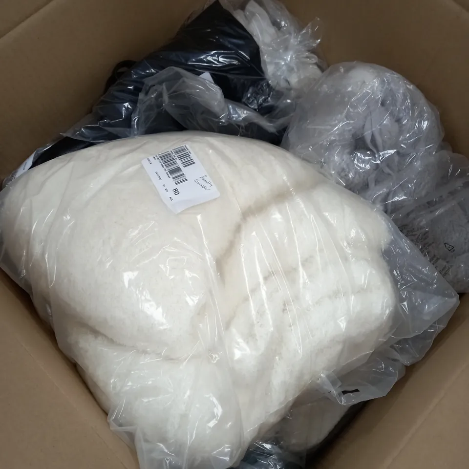 BOX OF APPROXIMATELY 15 ASSORTED CLOTHING ITEMS TO INCLUDE HANDBAG, LEOPARD PRINT TOP, WOOLY JUMPER ETC