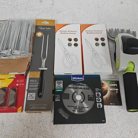 LOT OF APPROXIMATELY 16 ASSORTED HOUSEHOLD ITEMS TO INCLUDE U-SHAPED NAILS, CARVING FORK AND SCISSORS 