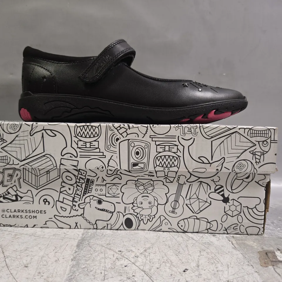 BOXED PAIR OF CLARKS RELDA WISH SHOES IN BLACK SIZE UK 2