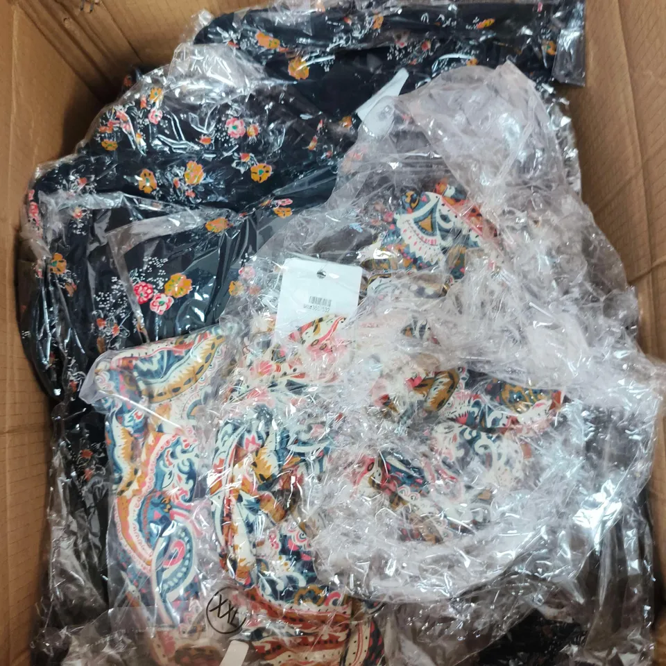 APPROXIMATELY 30 ASSORTED WOMENS CLOTHING ITEMS IN VARIOUS SIZES & STYLES 
