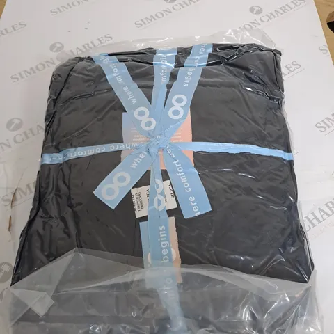 BLACK OODIE THROW