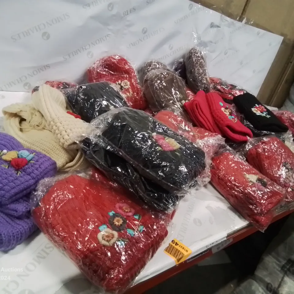 LOT CONTAINING LARGE AMOUNT OF BAGGED WOOLEN HAT AND SCARF SETS IN VARIOUS COLOURS AND DESIGNS 