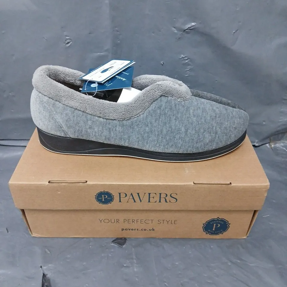 BOXED PAIR OF PAVERS GREY SLIP ONS - 8