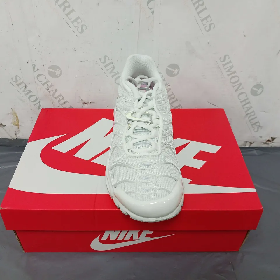 BOXED PAIR OF WOMENS NIKE AIR MAX PLUS TRAINERS SIZE 8