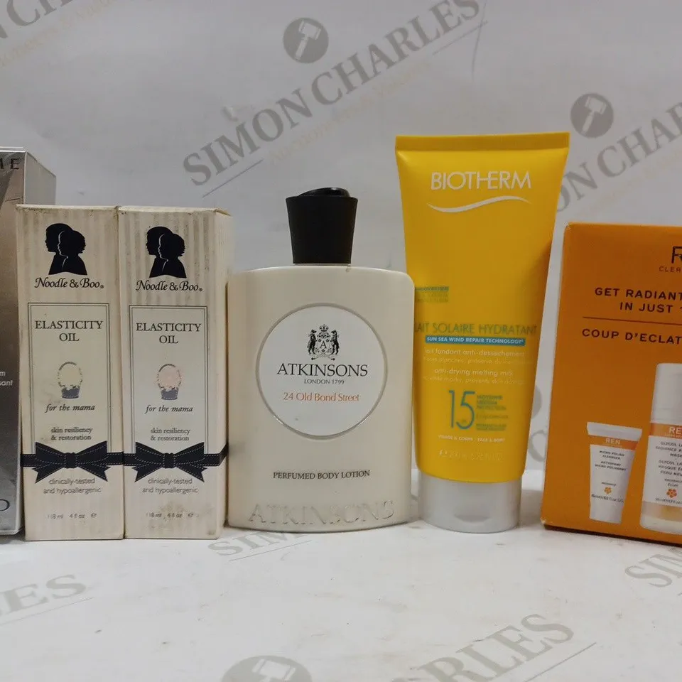 BOX OF APPROX 10 ASSORTED BEAUTY PRODUCTS TO INCLUDE REN SKINCARE SET, AZZARO AFTER SHAVE BALM, NOODLE&BOO ELASTICITY OIL, ETC 
