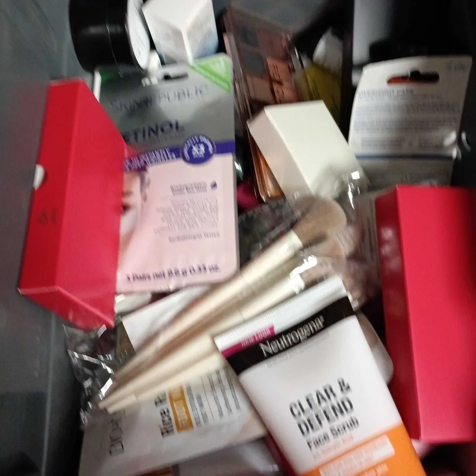 APPROXIMATEY 20 ASSORTED HEALTH AND BEAUTY PRODUCTS TO INCLUDE - TRESEMME COLOUR CONDITIONER - MAKARI BABY OIL AND REVOLUTION EYESHADOW PALETTE