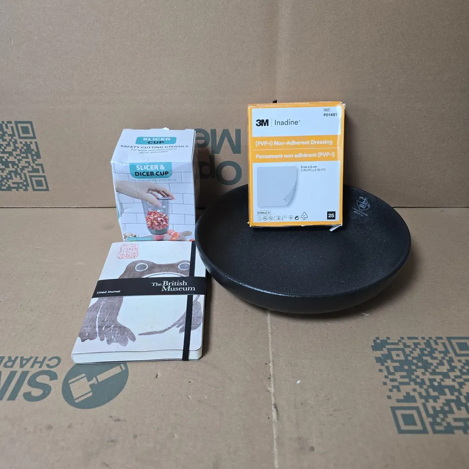 TOTE OF APPROXIMATELY 15 ASSORTED ITEMS TO INCLUDE THE BRITISH MUSEUM LINED JOURNAL, SLICER AND DICER CUP, INADINE DRESSING, SUSHI AND NOODLE BAR BOWL ETC