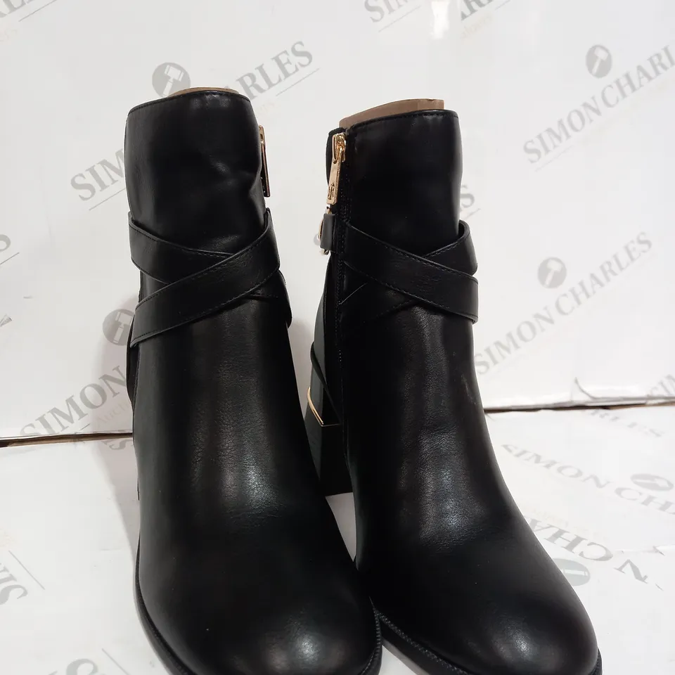 RIVER ISLAND BOOTS WITH HEEL & GOLD DETAIL - UK SIZE 5