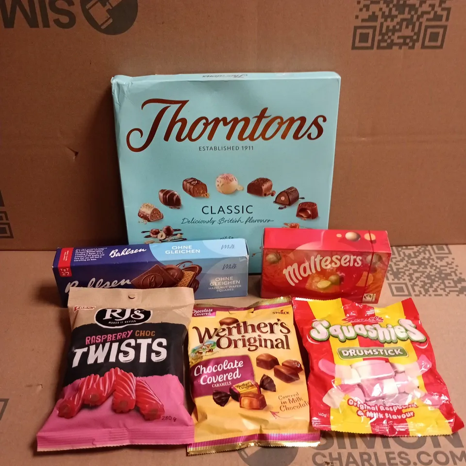 APPROXIMATELY 15 ASSORTED SWEETS AND CHOCOLATE ITEMS TO INCLUDE - THORNTONS CLASSIC CHOCOLATES, WERTHERS ORIGINAL AND SWIZZEL'S SQUASHIES
