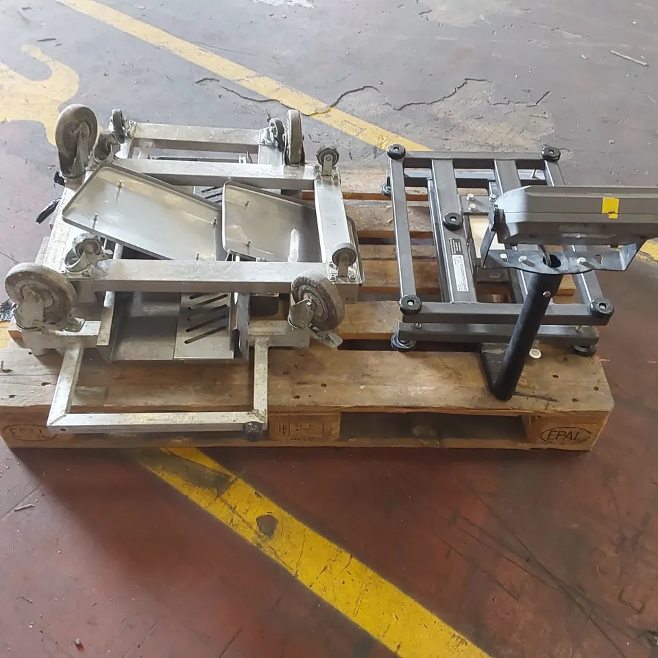 PALLET CONTAINING 1X HERBERT BPS700 SERIES SCALE BODY, ASSORTED PORTABLE SCALE TROLLEY BASES AND OTHER METAL ITEMS 