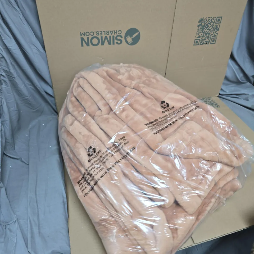 BOX OF APPROXIMATELY 12 ASSORTED ITEMS TO INCLUDE: HUSH HAVEN DOUBLE LAYER BLANKET