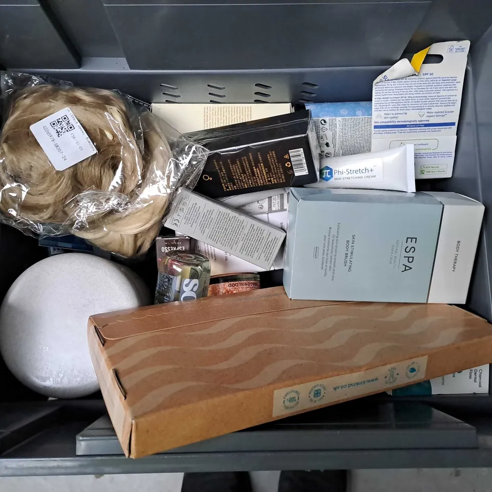 APPROXIMATELY 20 ASSORTED COSMETIC PRODUCTS TO INCLUDE DOVE EXFOLIATING BODY SCRUB, TROPIC SMOOTHING CLEANSER AND KOJIE SAN SOAP
