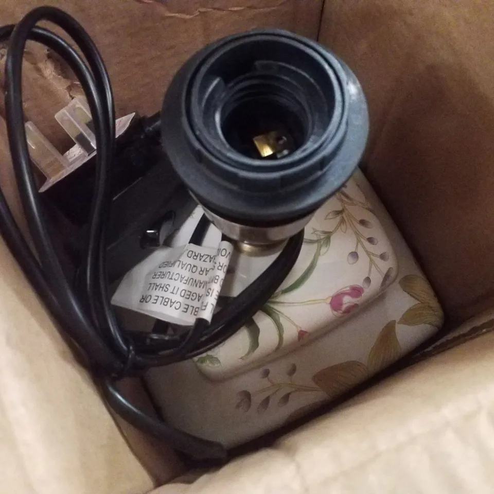 BOXED MINSTER LIVING FLORAL CERAMIC TABLE LAMP WITH SHADE 