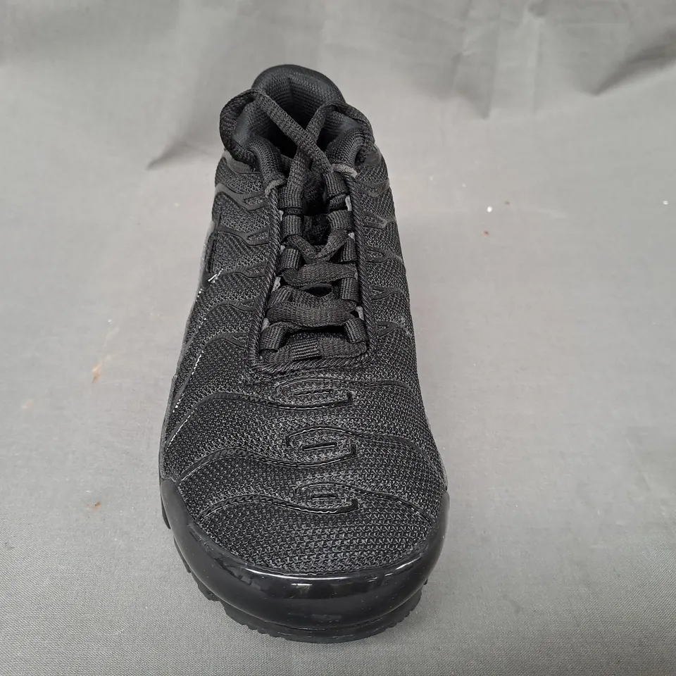 PAIR OF NIKE AIR SHOES IN BLACK UK SIZE 4