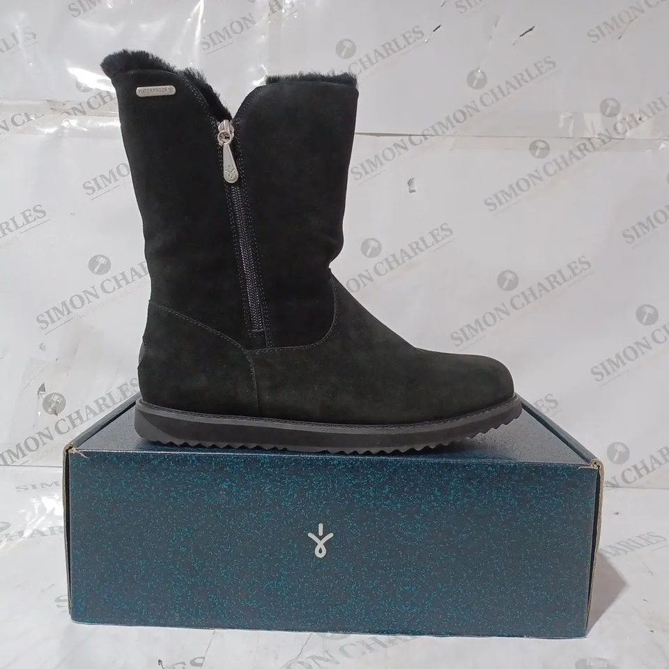 BOXED PAIR OF  EMU GRAVELLY BOOTS, BLACK - SIZE 7