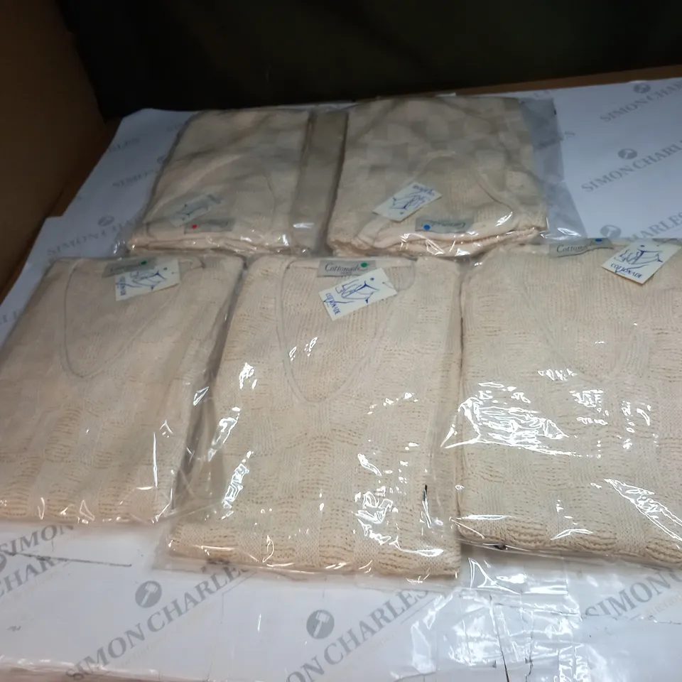 LOT OF APPROX 5 ASSORTED CLOTHING ITEMS IN VARIOUS SIZES