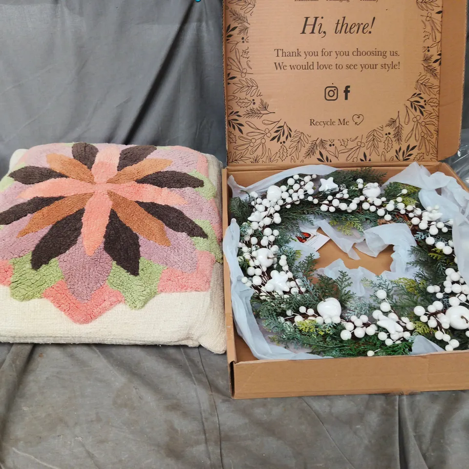 CAGE OF APPROXIMATELY 15 ASSORTED HOUSEHOLD ITEMS TO INCLUDE -  A LARGE CUSHION - DECORATIVE WREATH AND PILLOWS - COLLECTION ONLY