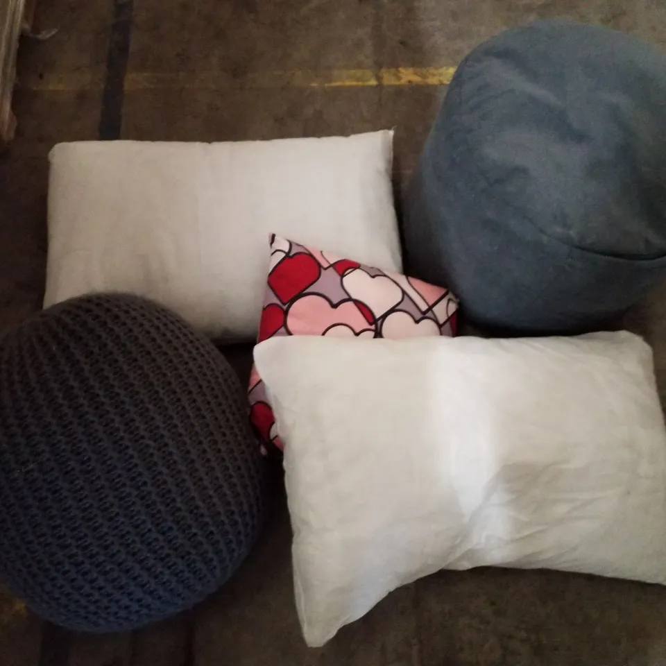 PALLET OF 2 BOXES CONTAINING ASSORTED PILLOWS & CUSHIONS
