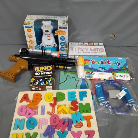 LARGE BOX OF APPROXIMATELY 15 ASSORTED TOYS AND GAMES TO INCLUDE SUPER CLAY, SKIPPING ROPES AND UNO