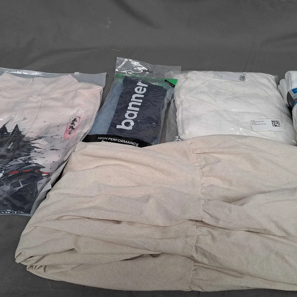 APPROXIMATELY 30 ASSORTED CLOTHING ITEMS IN VARIOUS SIZES TO INCLUDE - T-SHIRT , SOCKS , DRESS ETC