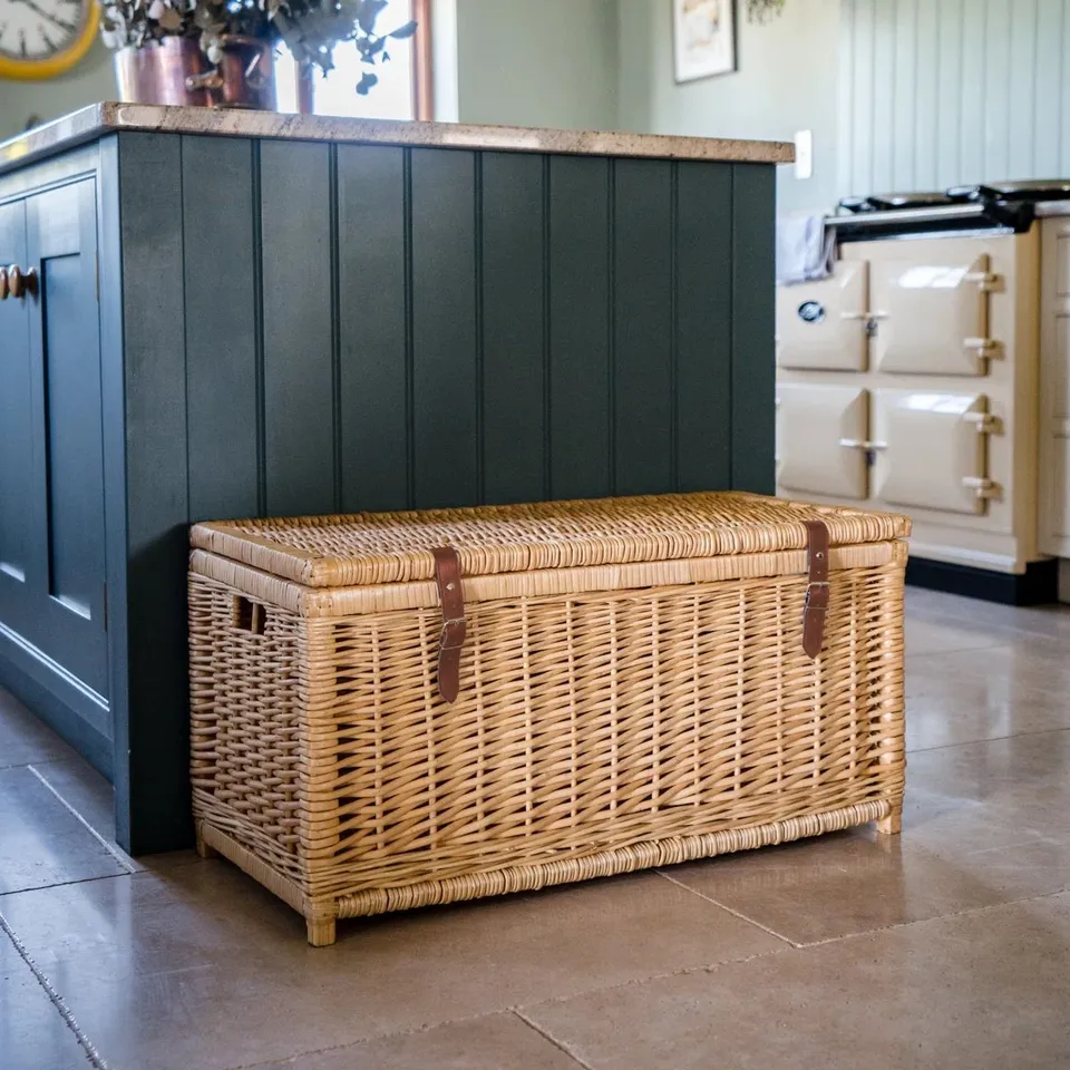 BOXED EXTRA LARGE NATURAL WICKER STORAGE TRUNK BASKET WITH LEGS