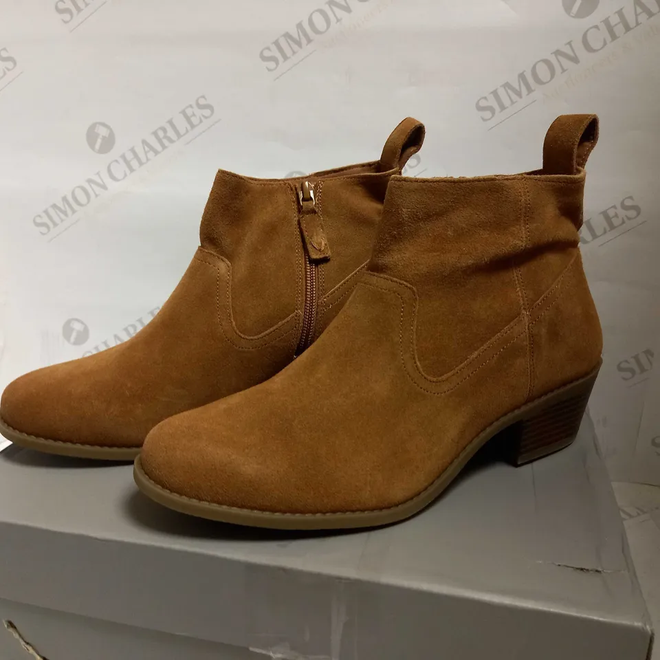 VIONIC VERA ANKLE BOOTS SIZE 6.5