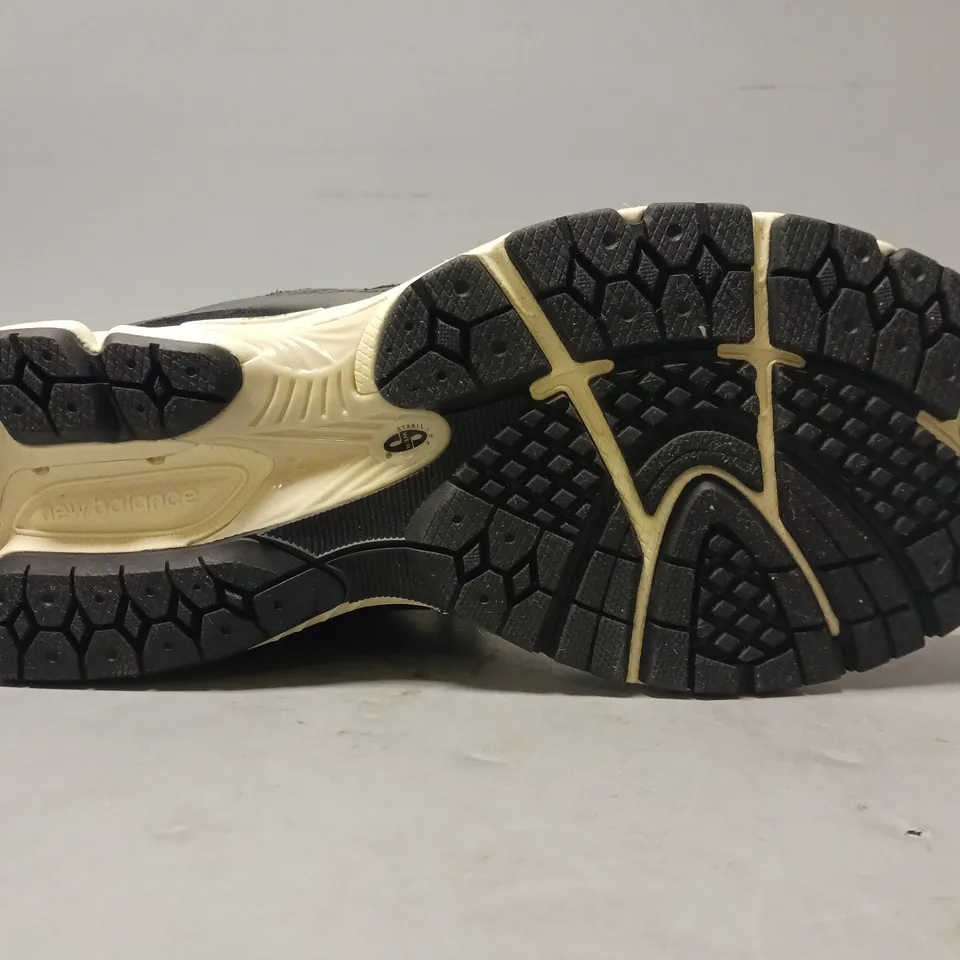 BOXED PAIR OF NEW BALANCE TRAINERS IN BLACK UK SIZE 6