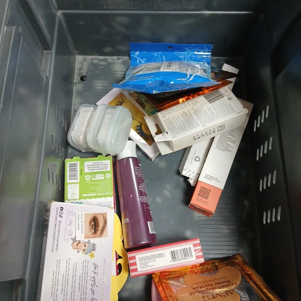 APPROXIMATEY 15 ASSORTED HEALTH AND BEAUTY PRODUCTS TO INCLUDE SENSODYNE TOOTHPASTE, IMPERIAL LEATHER SOAP AND A BEARD BRUSH
