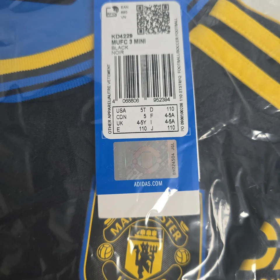 PACKAGED MANCHESTER UNITED FC KIDS MINI KIT IN BLACK - UK 4/5 YRS