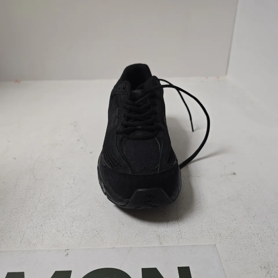 NEW BALANCE BLACK TRAINERS UK 8 BOXED