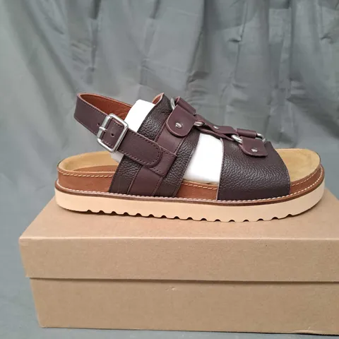 BOXED PAIR OF PENELOPE CHILVERS LEATHER SANDAL SIZE EU 40