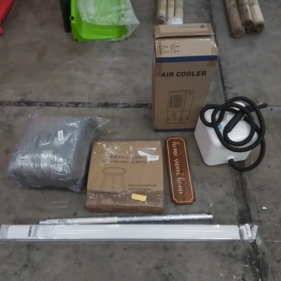 PALLET CONTAINING ASSORTED HOUSEHOLD & HOME IMPROVEMENT PRODUCTS. INCLUDES NEAT STEAM CLEANER, SIDE TABLE, AIR COOLER, BLIND, DECOR ETC 