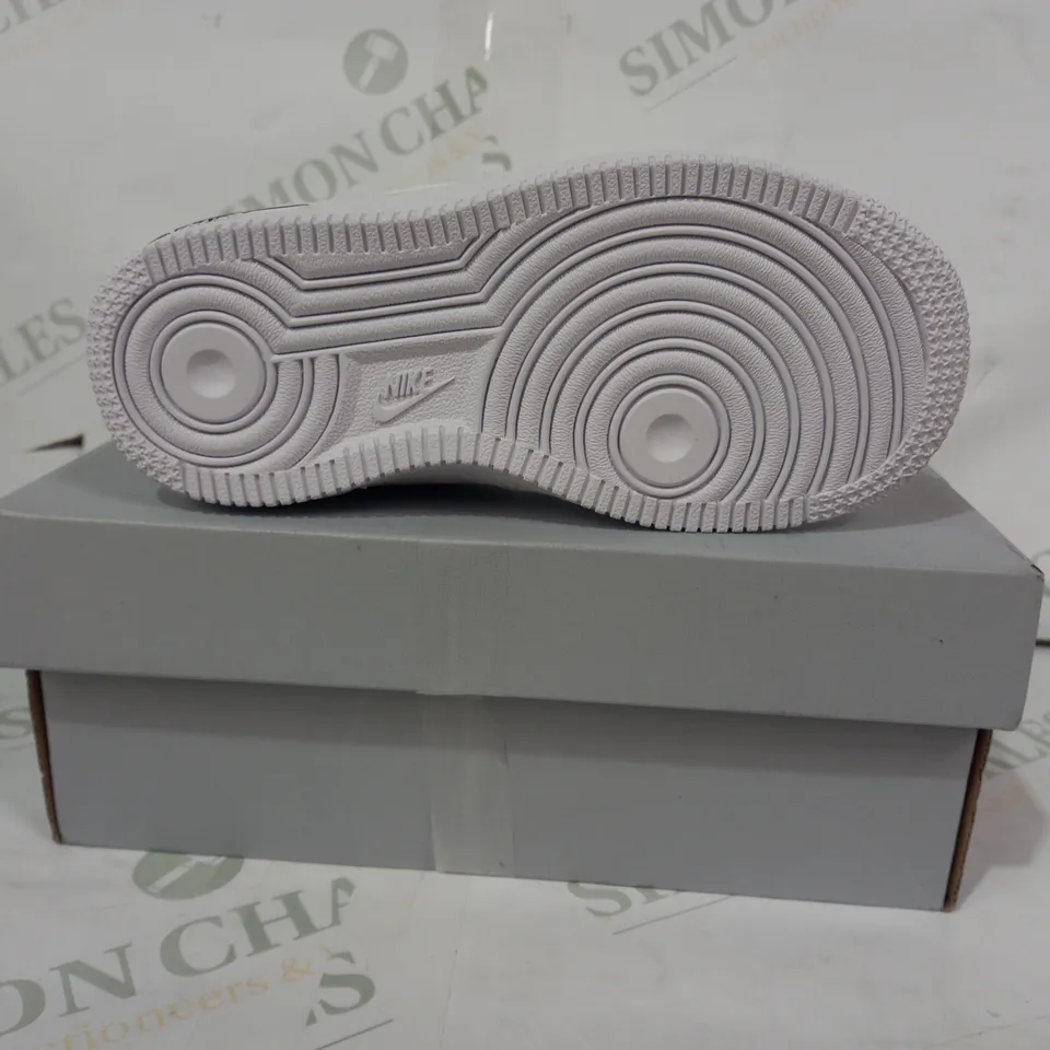 BOXED PAIR OF NIKE FORCE 1 LV8 3 KIDS SHOES IN WHITE UK SIZE 8.5