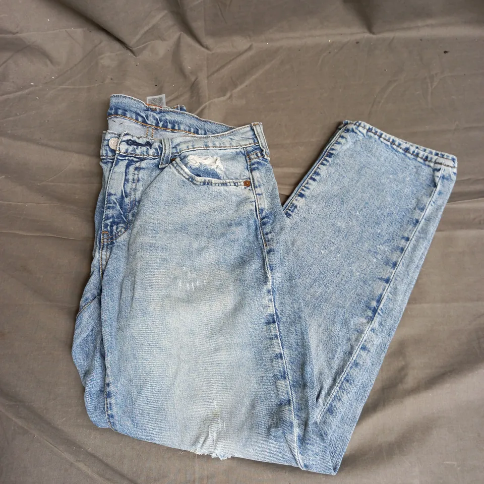 LEVI'S DISTRESSED JEANS IN LIGHT BLUE DENIM SIZE 29/30 