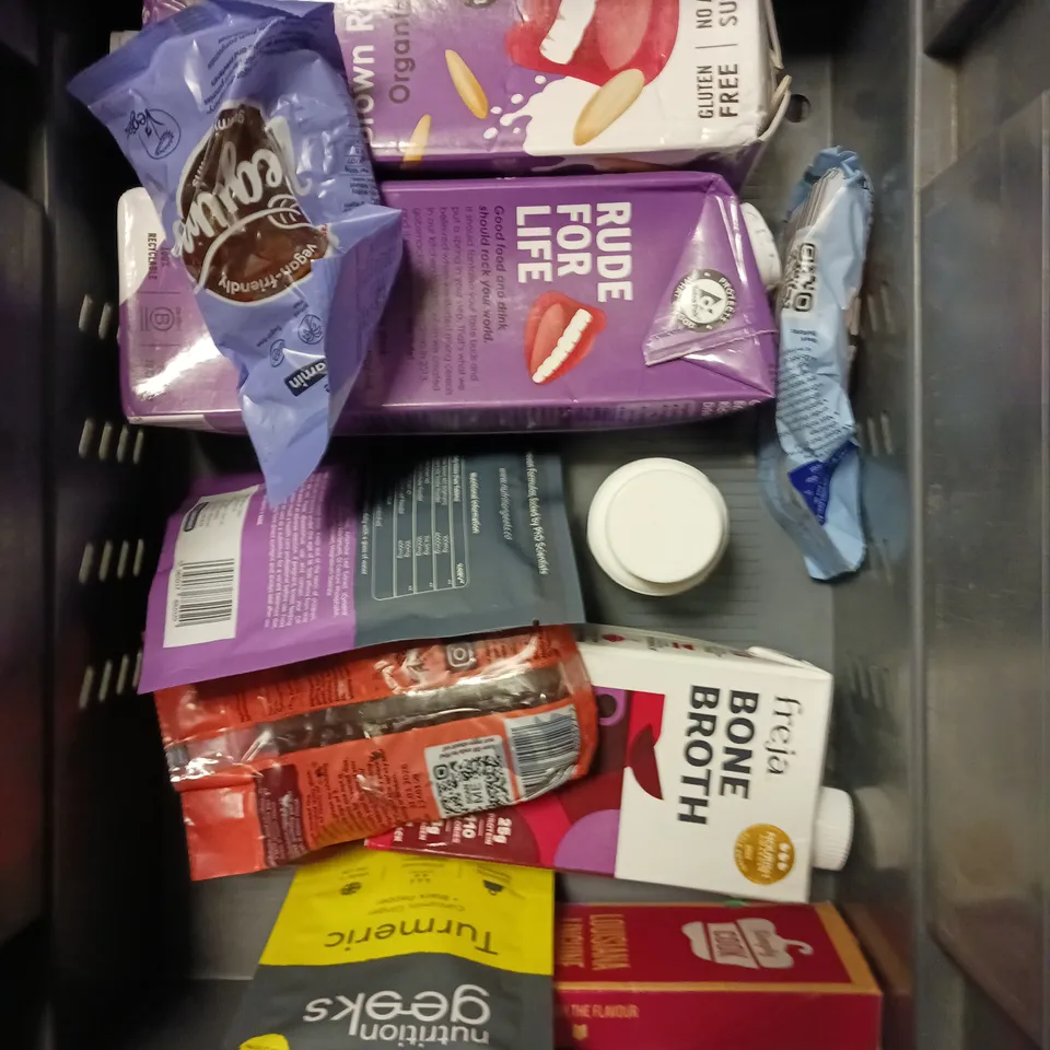 APPROXIMATELY 15 ASSORTED FOOD/DRINK PRODUCTS TO INCLUDE FREJA BONE BROTH, BROWN RICE DRINK, VEGAN GUMMIES ETC
