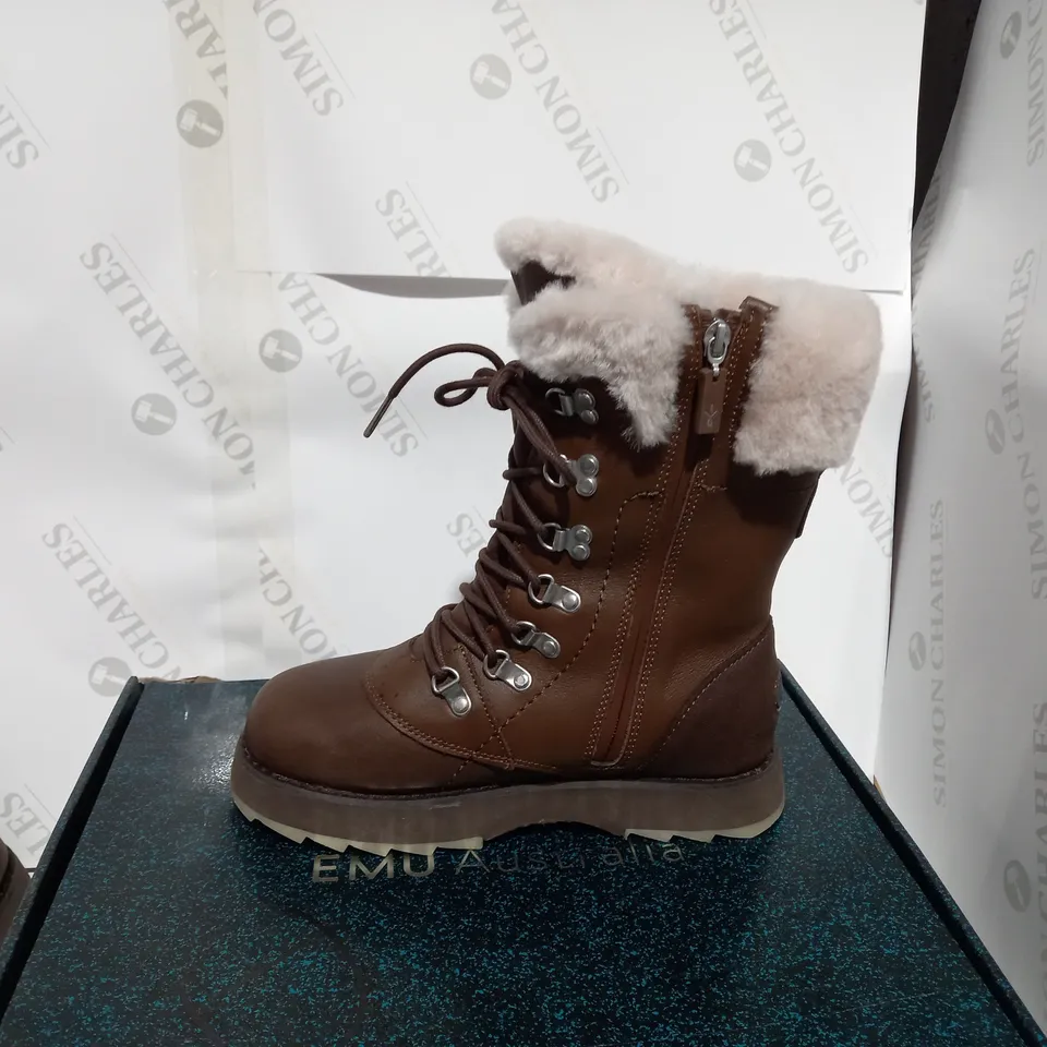 BOXED PAIR OF EMU OAK LEATHER BOOTS - SIZE 5