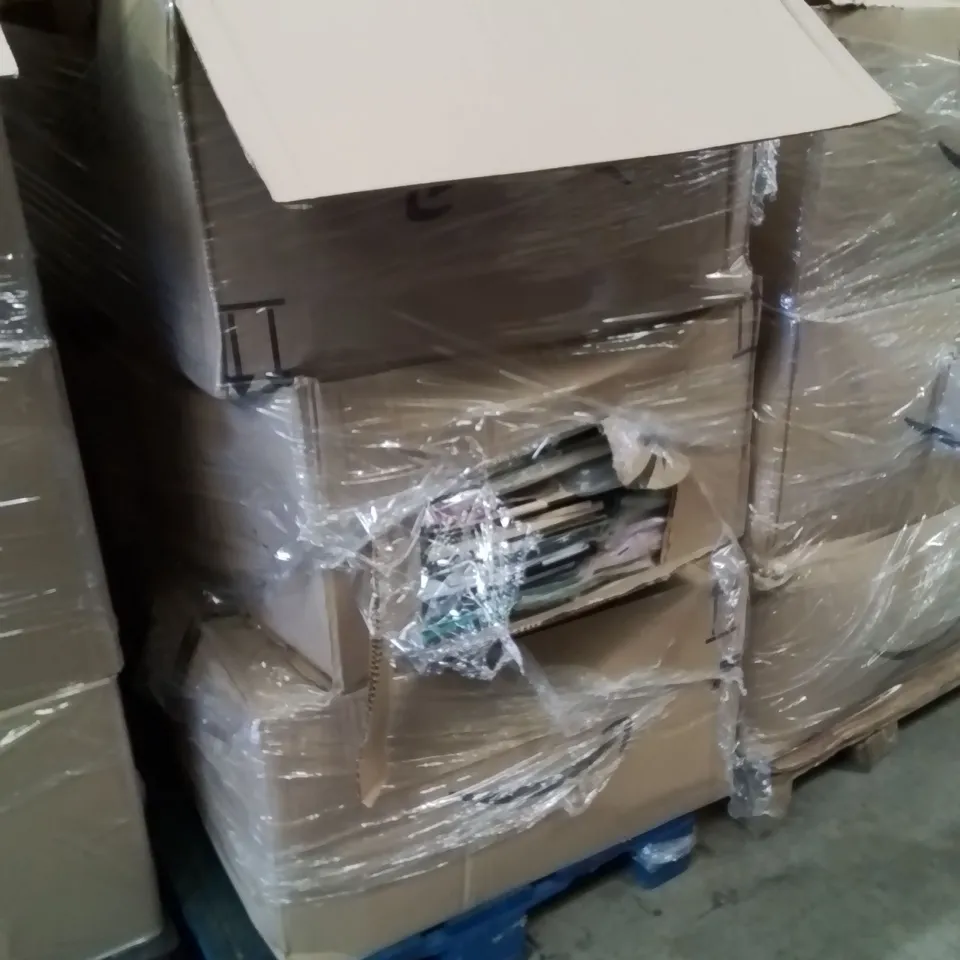 PALLET CONTAINING A LARGE QUANTITY OF TABLET CASES AND SCREEN PROTECTORS 