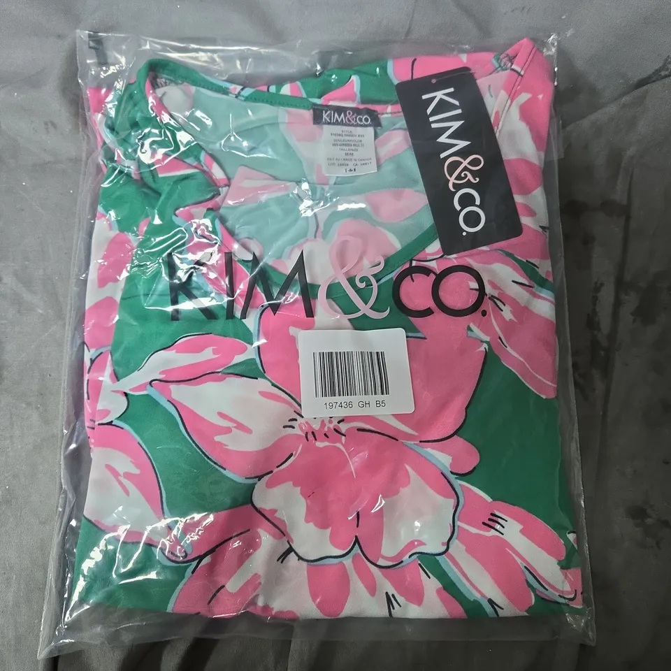 25 BAGGED KIM & CO PRINTED SMOCKED WAIST MIDI DRESS IN GREEN/PINK FLORAL PRINT - SIZE MEDIUM