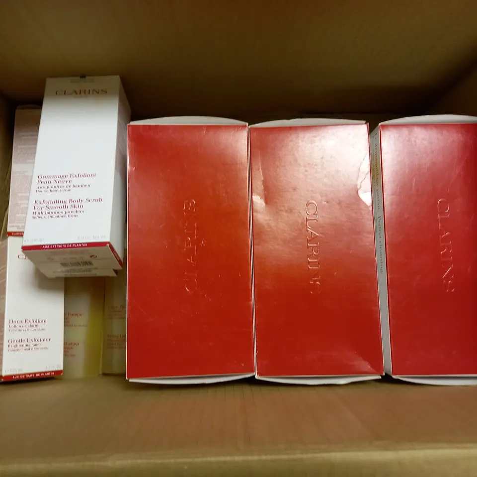 LOT OF APPROX 8 ASSORTED CLARINS PARIS SKIN CARE PRODUCTS TO INCLUDE PERFECT CLEANSING KIT, TONING LOTION, GENTLE EXFOLIATOR