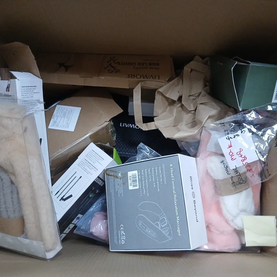 APPROXIMATELY 15 ASSORTED HOUSEHOLD ITEMS TO INCLUDE BEDDING, WALKING CANE AND A SOLAR LAMP